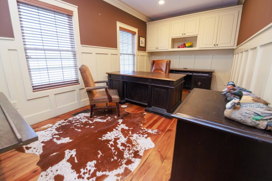 More Photos Of 106 N Alexander Ave, Washington Office For Sale