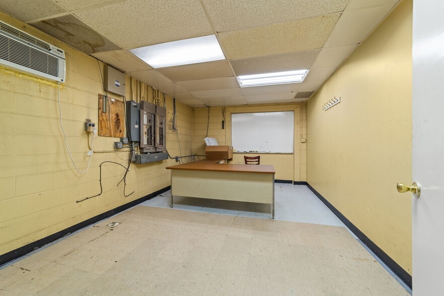 More Photos Of 607 S Main St, King Department Store For Lease