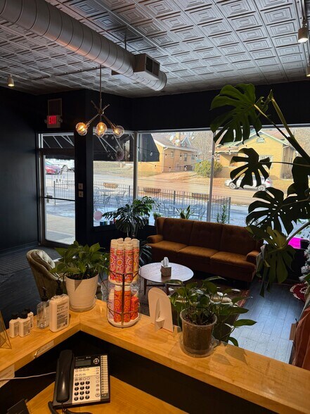 More Photos Of 2209 E State St, Rockford General Retail For Lease