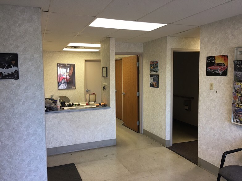 More Photos Of 761 NW Main St NW, Bourbonnais Office For Lease