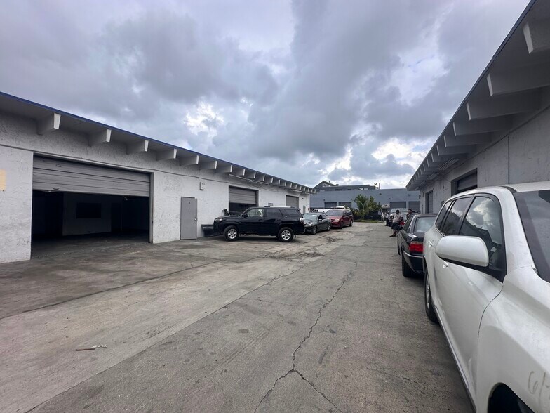 More Photos Of 5716-5718 Rodman St, Hollywood Warehouse For Lease