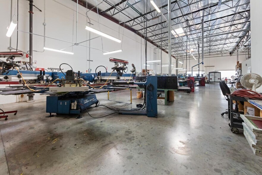 More Photos Of 661 Cochran St, Simi Valley Manufacturing For Sale