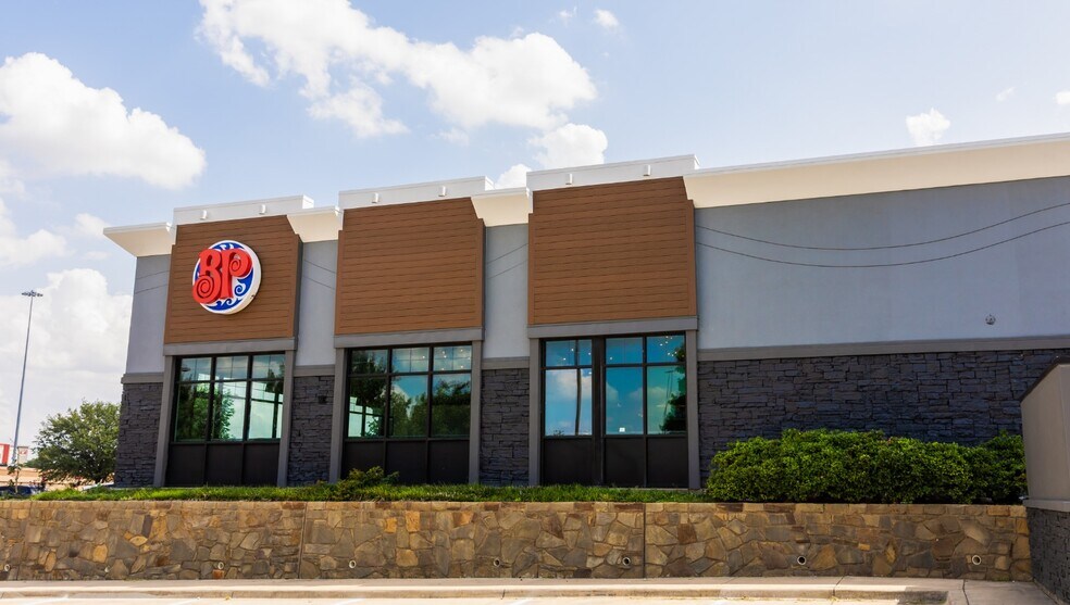 More Photos Of 6501 North Fwy, Fort Worth Restaurant For Sale