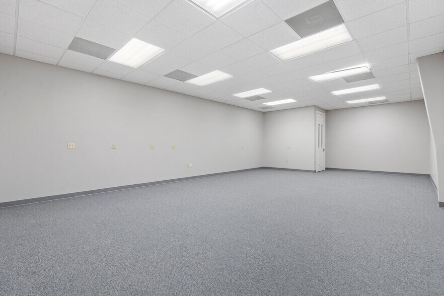 More Photos Of 3607 N Loop 336, Conroe Light Manufacturing For Lease