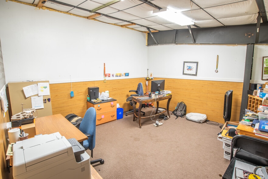 More Photos Of 5646 W Harrier Dr, Missoula Showroom For Sale