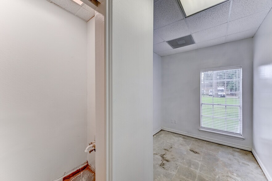 More Photos Of 14721 Pebble Bend Dr, Houston Medical For Lease