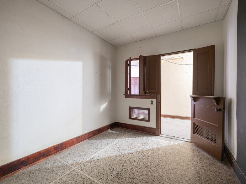 More Photos Of 353 Court St, Pekin Storefront Retail Residential For Sale
