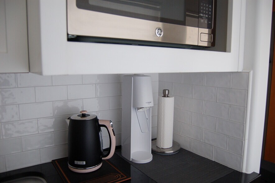 More Photos Of 23300 Ventura Blvd, Woodland Hills Loft Creative Space For Lease