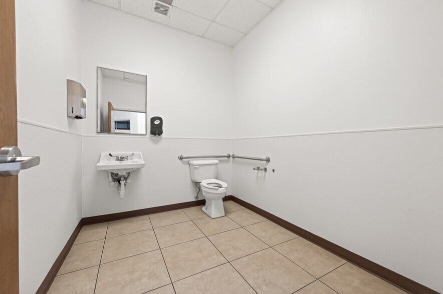 More Photos Of 10038 Grover Ln, Houston Warehouse For Sale
