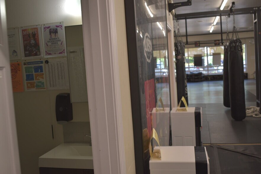 More Photos Of 11552 15th Ave NE, Seattle Auto Repair For Sale