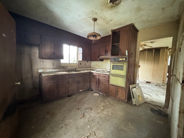 More Photos Of 2033 Winchester Rd, Anniston Flex For Sale