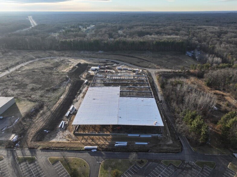 More Photos Of 5177 Corporate Woods Dr, Kalamazoo Distribution For Lease