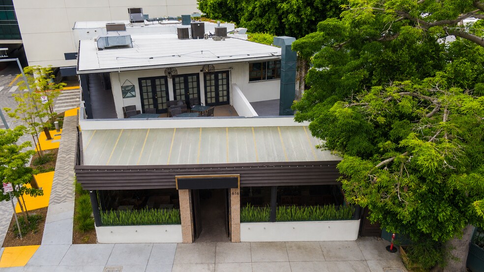 More Photos Of 616 N Robertson Blvd, West Hollywood Storefront Retail Office For Sale