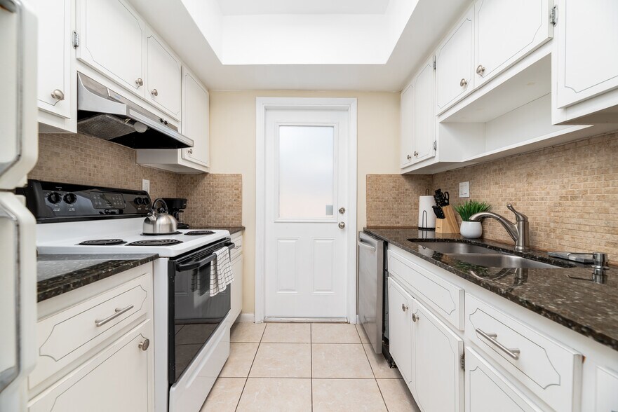 More Photos Of 820 NE 21st Dr, Wilton Manors Apartments For Sale