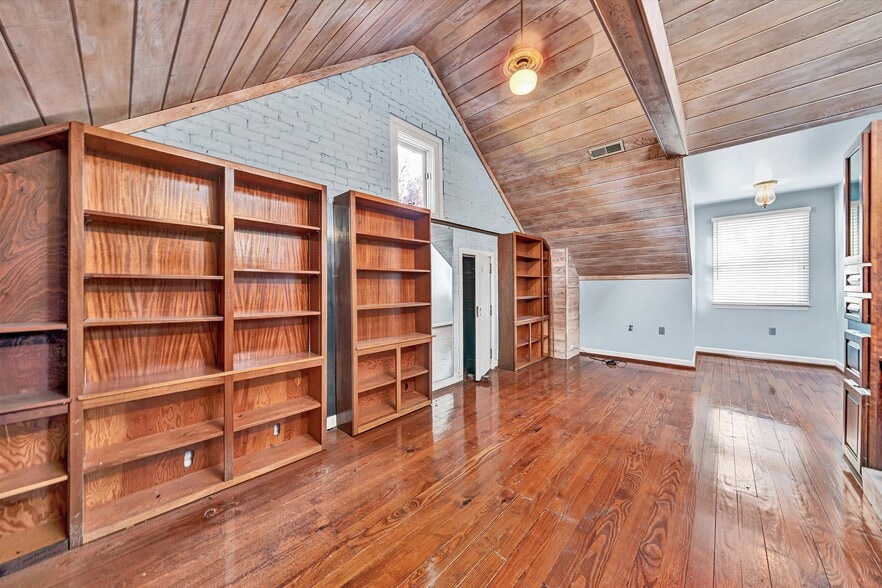 More Photos Of 934 Commander Dr, Roanoke Specialty For Sale