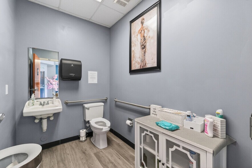 More Photos Of 3210 Prosperity Church Rd, Charlotte Office For Sale