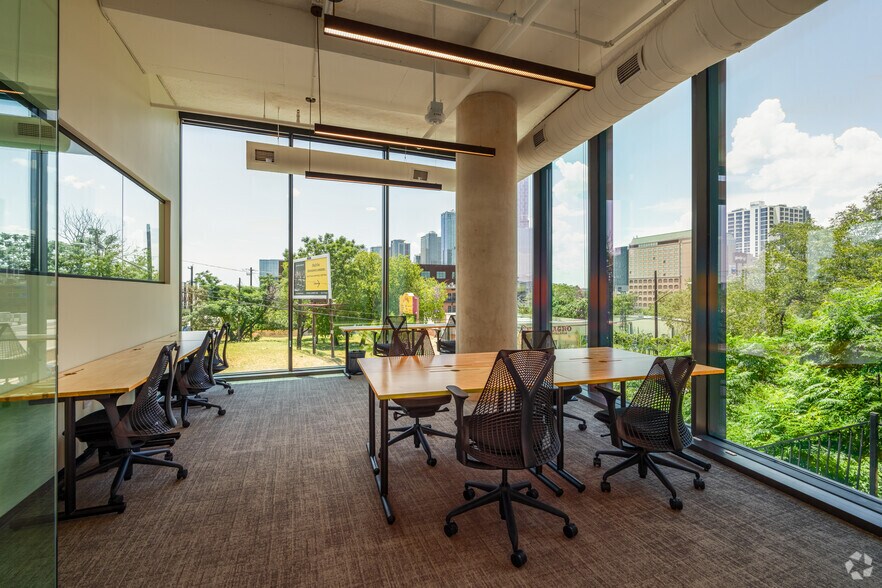 More Photos Of 924 E 7th St, Austin Coworking Space