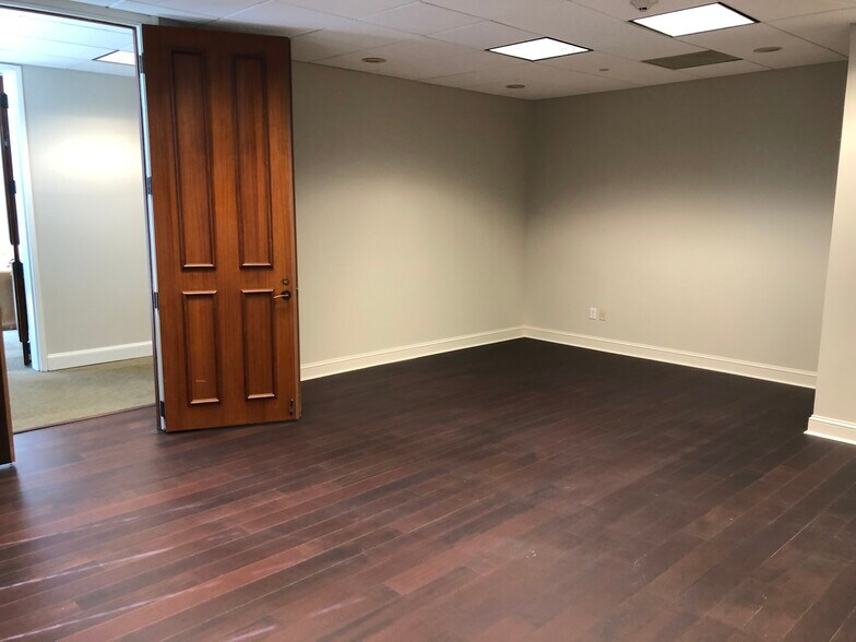 More Photos Of 211 King St, Charleston Office For Lease