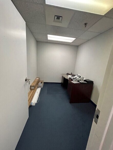 More Photos Of 7 Perimeter Rd, Manchester Light Manufacturing For Lease