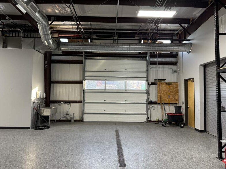 More Photos Of 3000 Airport Dr, Erie Flex For Sale