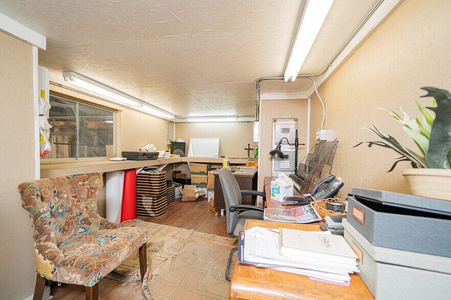 More Photos Of 118 Industrial Blvd, Kilgore Flex For Lease