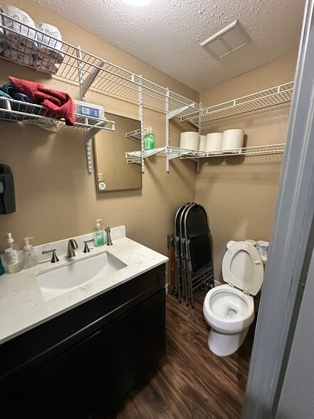 More Photos Of 2018 Broadway St, Pearland Office For Lease