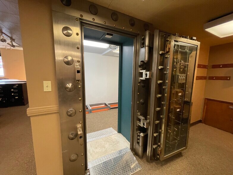 More Photos Of 300 E Main St, Pullman Bank For Sale