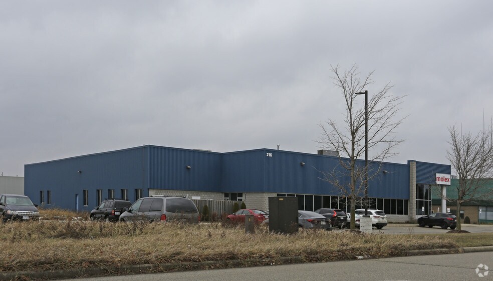 More Photos Of 216 Bathurst Dr, Waterloo Flex For Lease