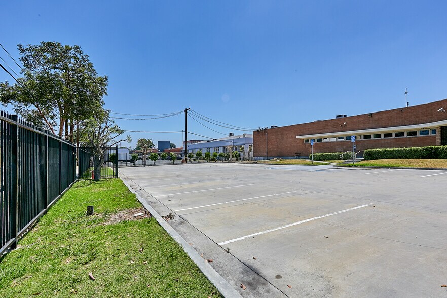 More Photos Of 5300 Harbor St, Commerce Warehouse For Lease
