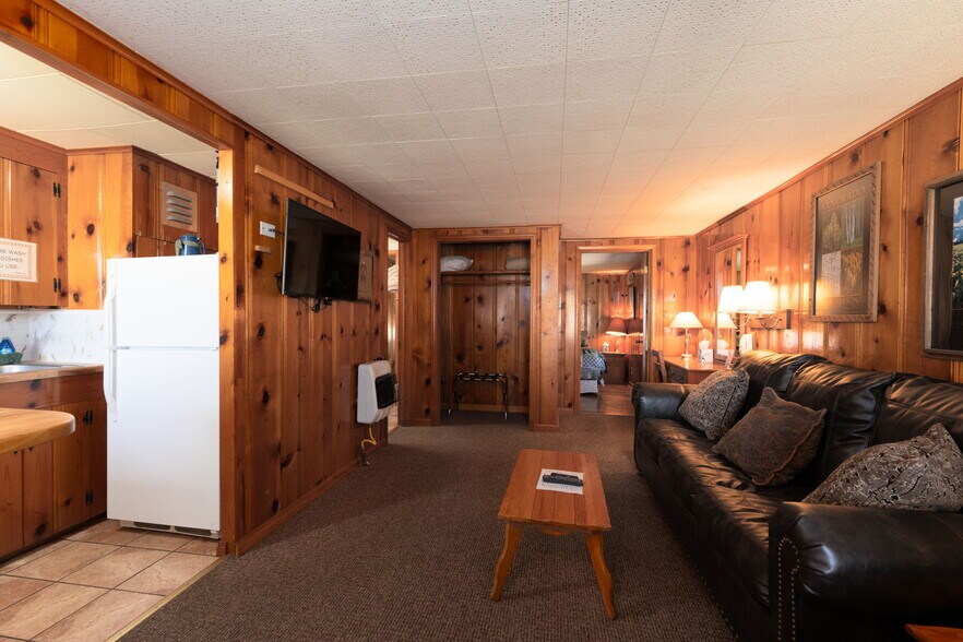 More Photos Of 1624 E Main St, Montrose Hotel For Sale