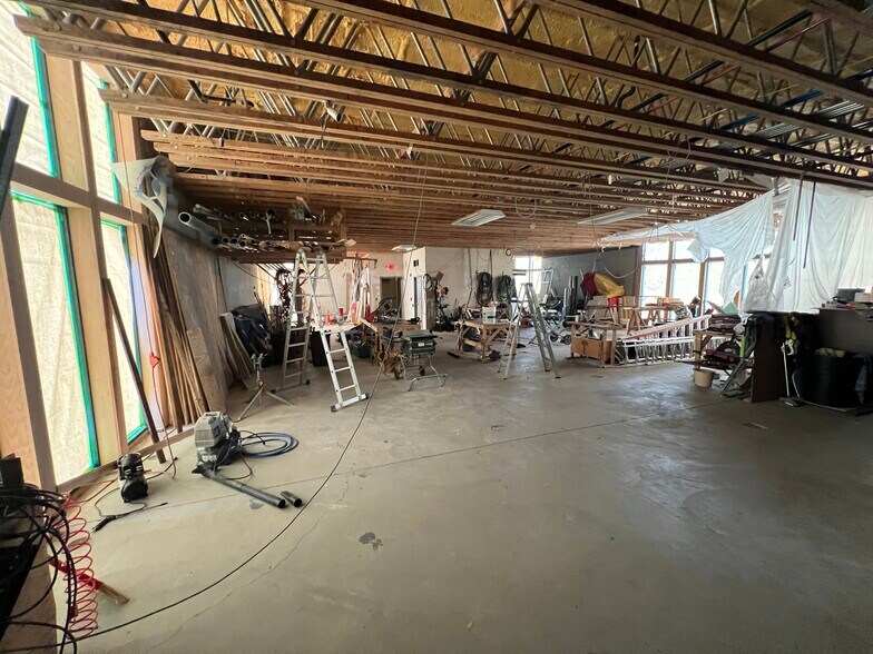 More Photos Of 812 Burlington Dr, Bismarck Office For Sale