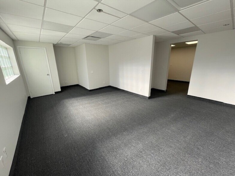 More Photos Of 66-00 Long Island Expy, Maspeth Office For Lease