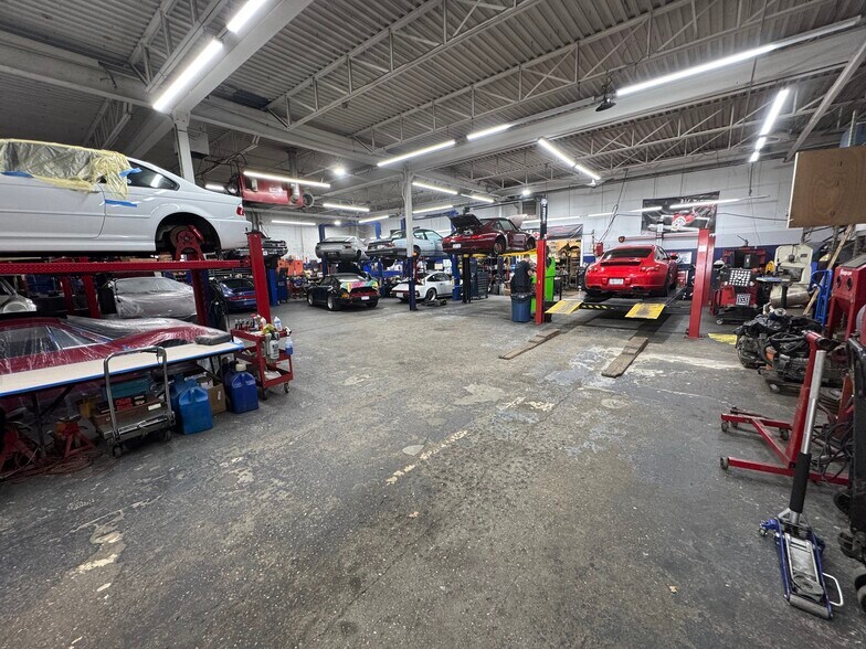 More Photos Of 130-138 Railroad St, Huntington Station Warehouse For Lease