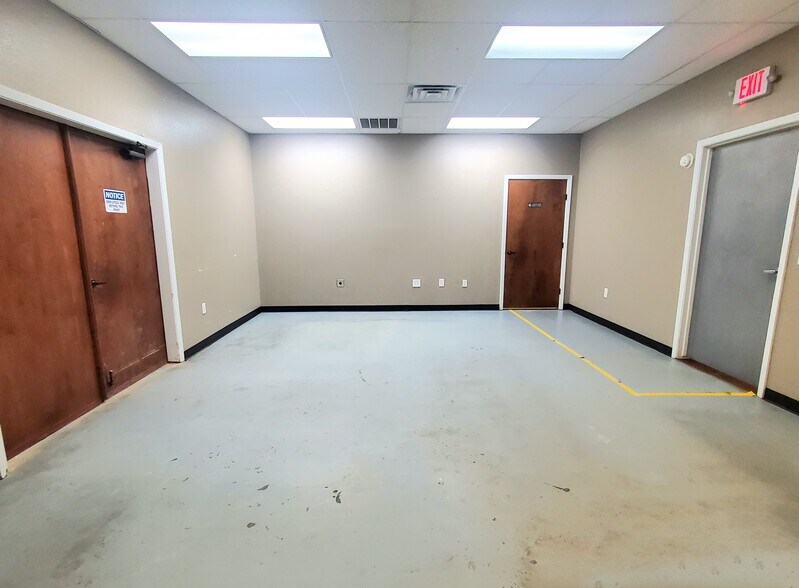 More Photos Of 2418 N Frazier St, Conroe Light Manufacturing For Lease