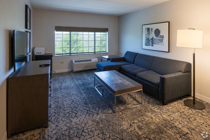 More Photos Of 1110 Willow Rd, Northbrook Hotel For Sale