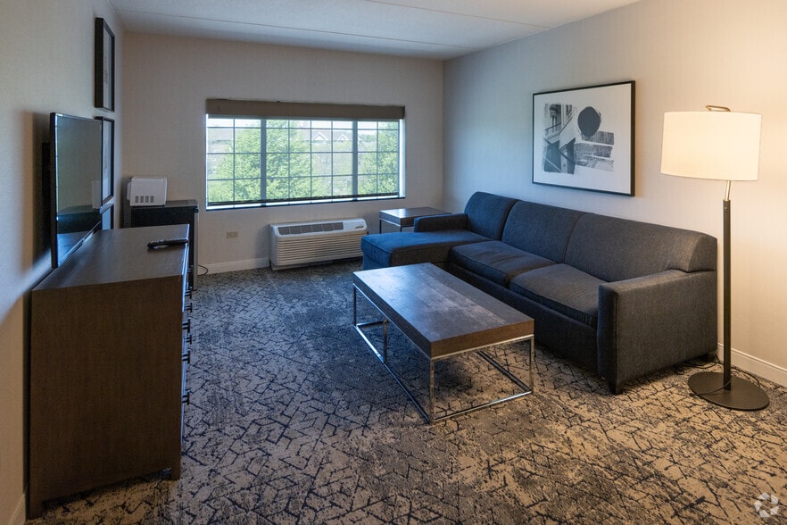 More Photos Of 1110 Willow Rd, Northbrook Hotel For Lease