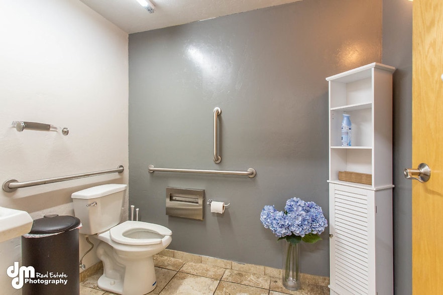 More Photos Of 8801-8811 Toloff St, Anchorage Office For Sale