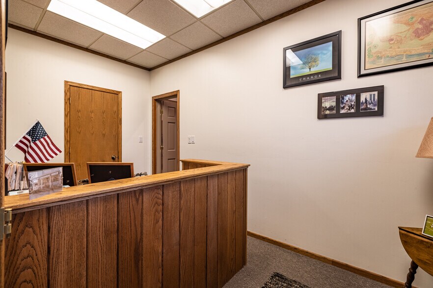 More Photos Of 1613 Chase St, La Crosse Showroom For Lease