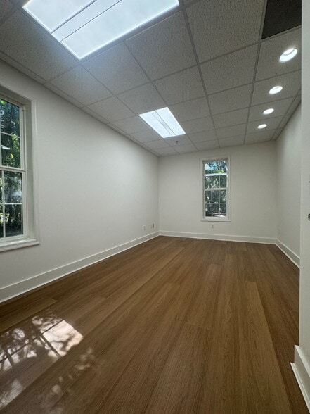 More Photos Of 10 Plantation Park Dr, Bluffton Office For Lease