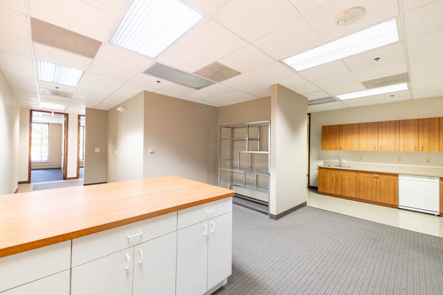 More Photos Of 1301 W Long Lake Rd, Troy Office For Lease