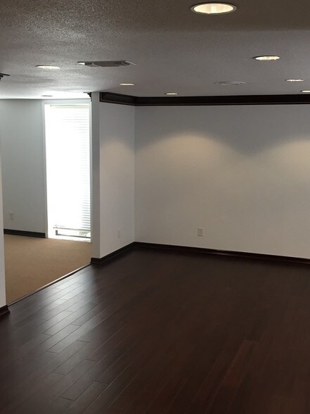 More Photos Of 7100 S Cooper St, Arlington Office For Sale