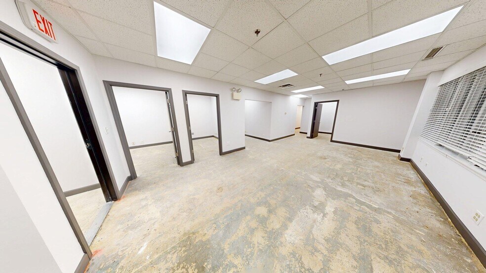 More Photos Of 271-285 E Helen Rd, Palatine Light Distribution For Sale