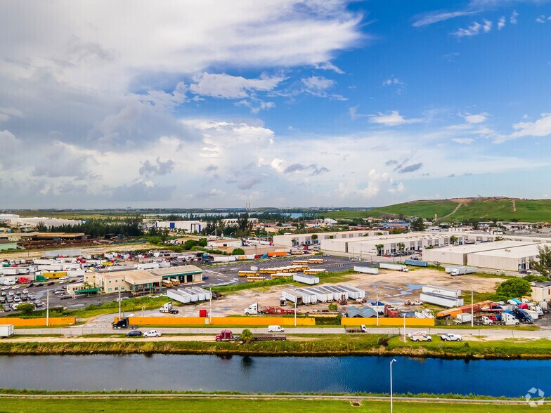 More Photos Of 9950 NW South River Dr, Medley Land For Lease