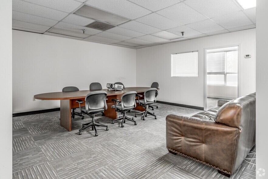 More Photos Of 387-409 E Gude Dr, Rockville Showroom For Lease