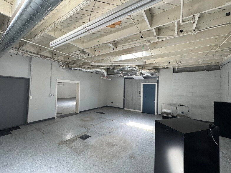More Photos Of 2840 N Naomi St, Burbank Manufacturing For Sale