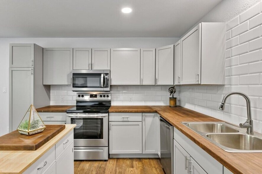 More Photos Of 618 Live Oak St, Blanco Apartments For Sale