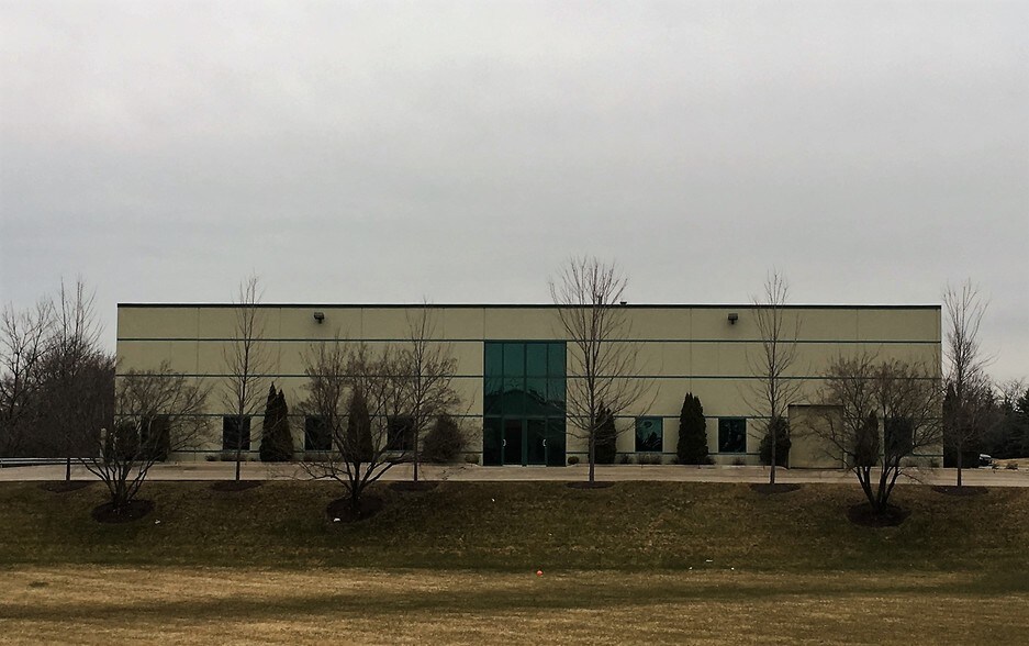 More Photos Of 2760 Beverly Dr, Aurora Warehouse For Lease