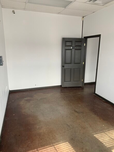 More Photos Of 6305-A-6305-B E 11th St, Tulsa Auto Dealership For Lease