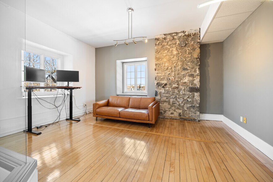 More Photos Of 32 Rue Saint-Charles, Longueuil Loft Creative Space For Lease