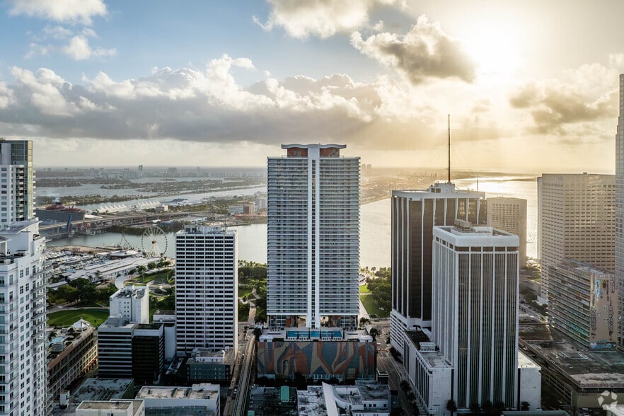 More Photos Of 50 Biscayne Blvd, Miami Apartments For Lease
